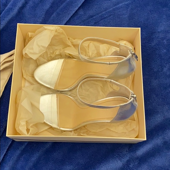 Beautiful sliver Formal heals - Picture 2 of 4